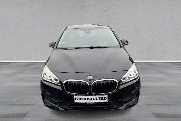 Sort BMW 218i fra 2021 set udefra