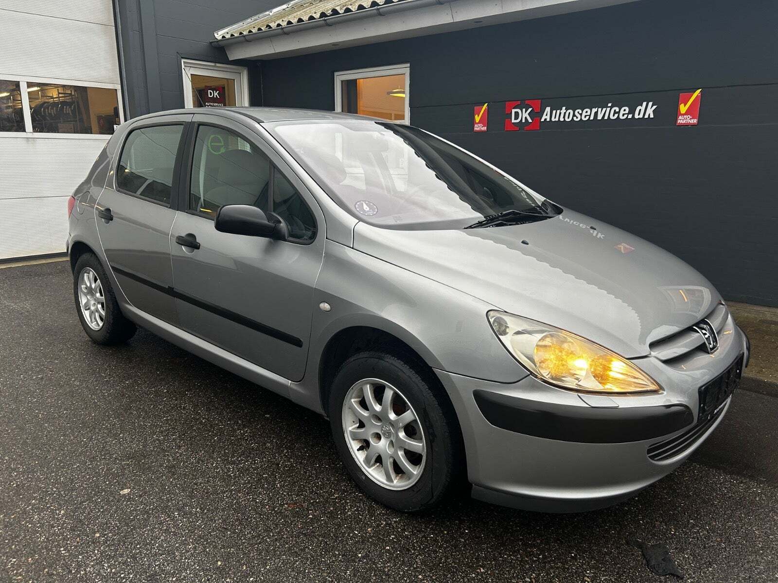 Sølv Peugeot 307 fra 2003 set udefra