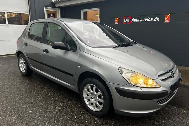 Sølv Peugeot 307 fra 2003 set udefra