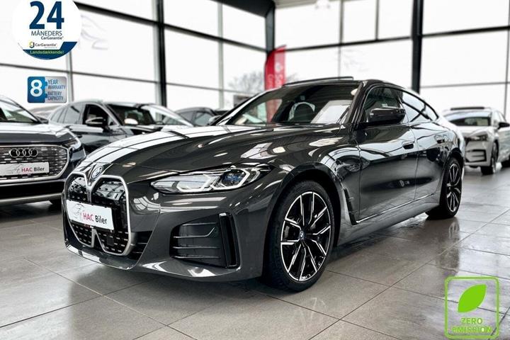 Grå BMW i4 fra 2024 set udefra