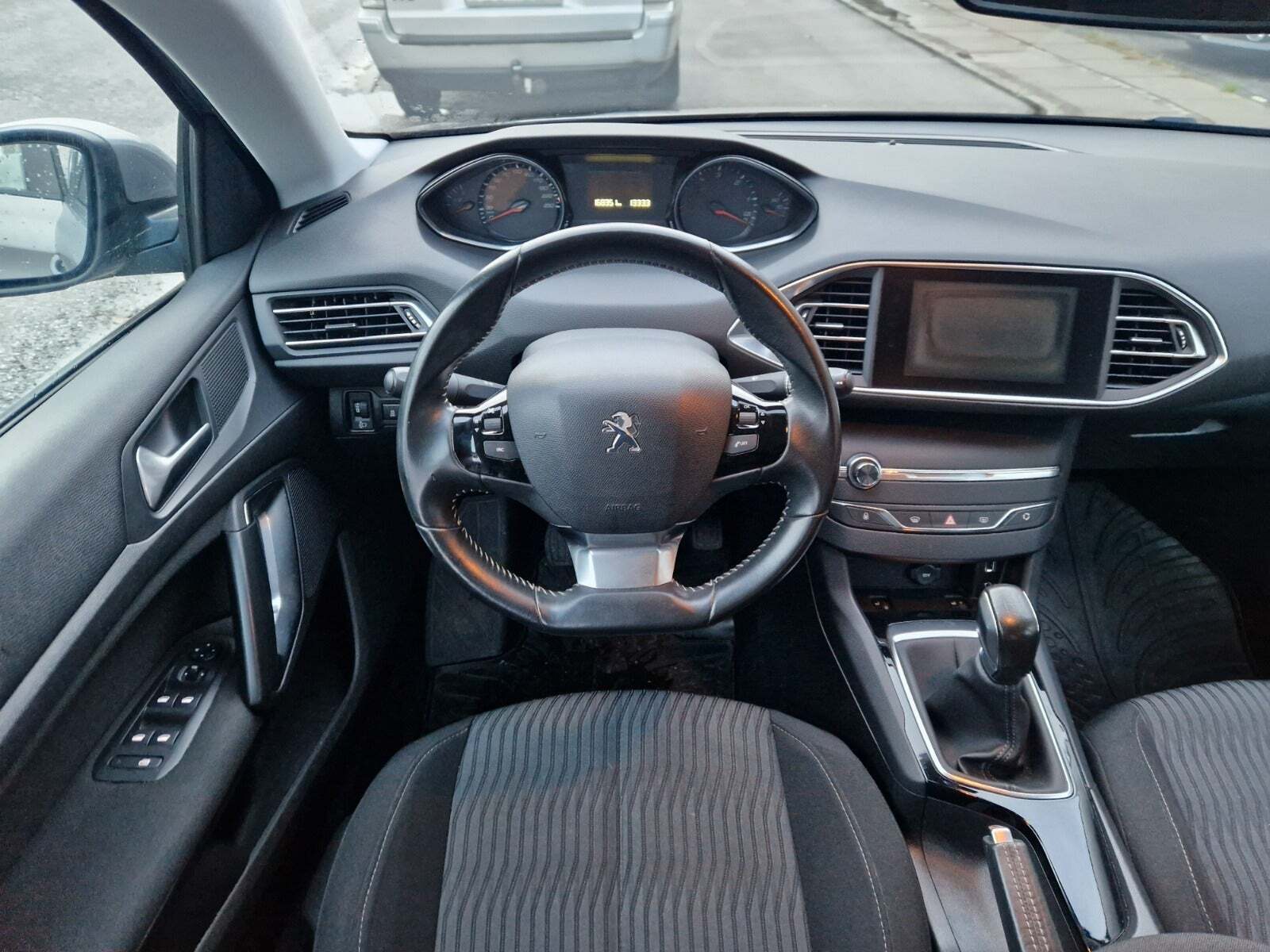 Grå Peugeot 308 fra 2014