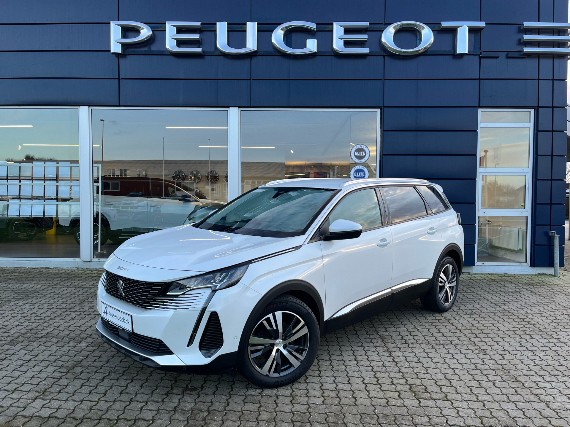 Hvid Peugeot 5008 fra 2021 set udefra
