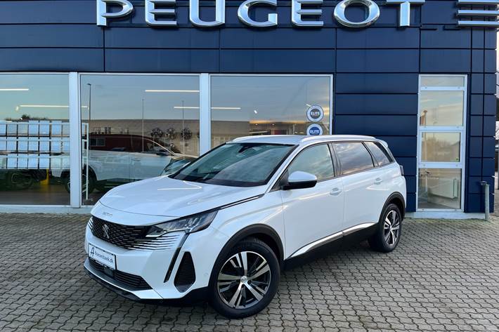 Hvid Peugeot 5008 fra 2021 set udefra