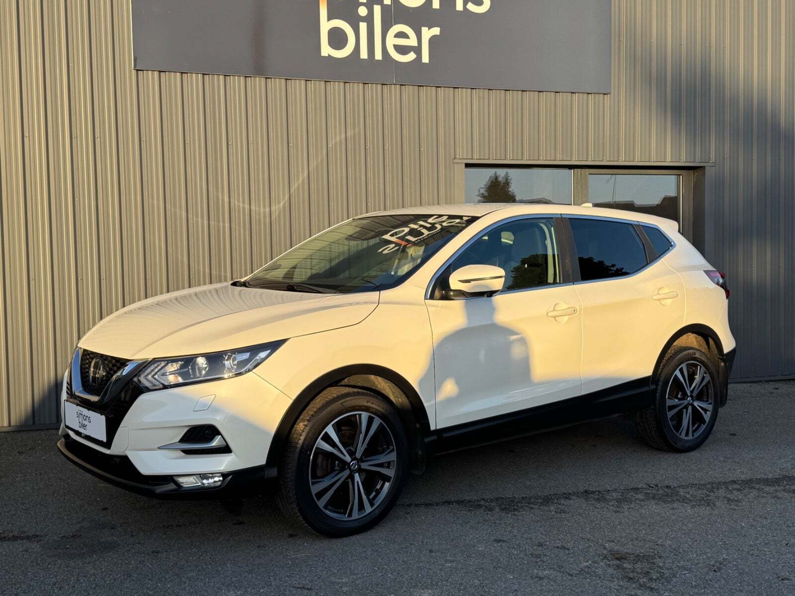 Hvid Nissan Qashqai fra 2019 set udefra