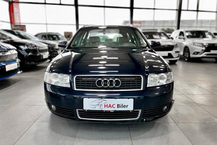 Blå Audi A4 fra 2003
