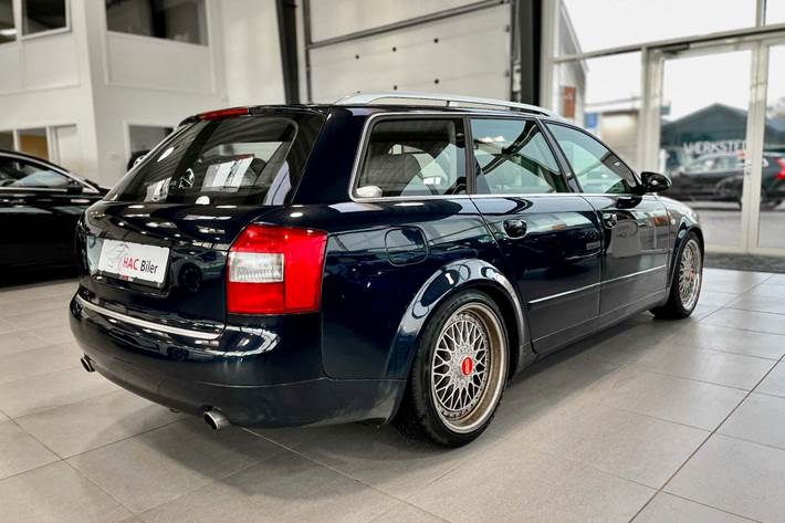 Blå Audi A4 fra 2003