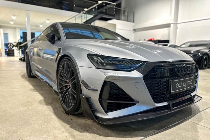 Sølv Audi RS7 fra 2020 set udefra