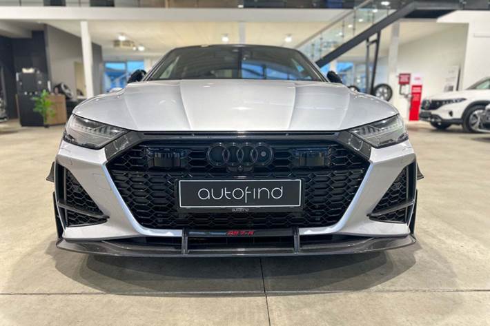 Sølv Audi RS7 fra 2020 set udefra