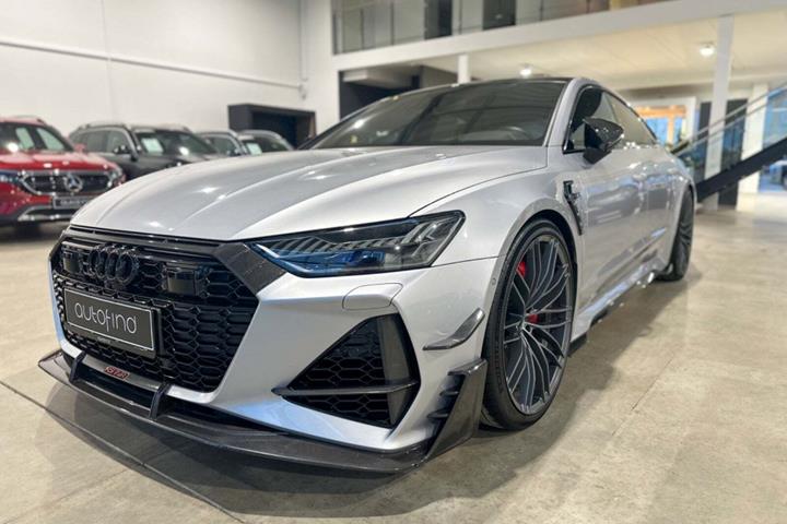 Sølv Audi RS7 fra 2020 set udefra
