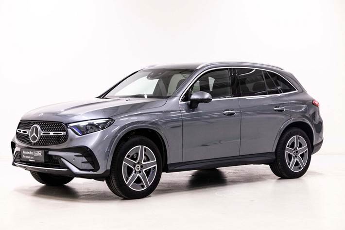 Grå Mercedes GLC300 e fra 2023 set udefra