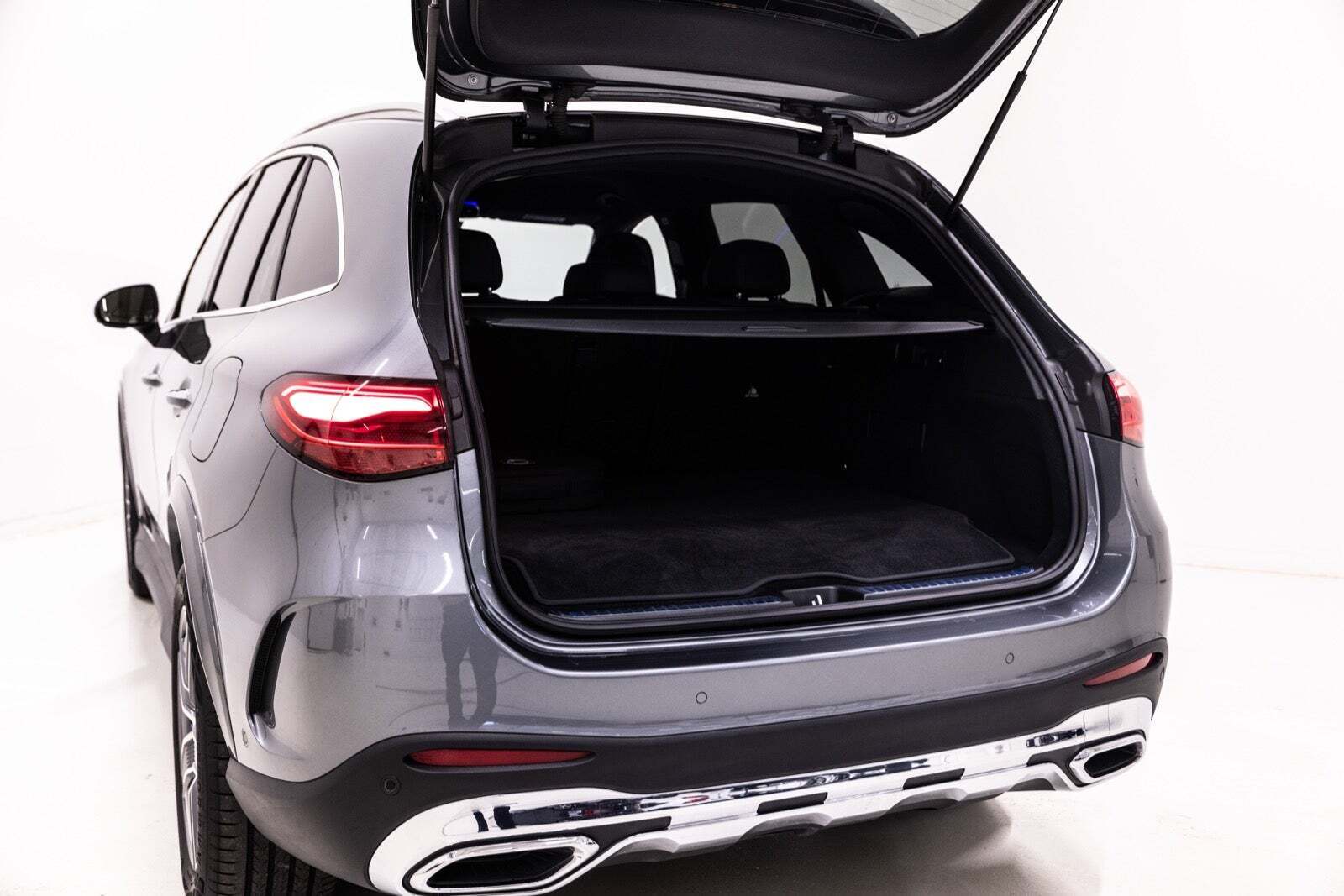 Grå Mercedes GLC300 e fra 2023