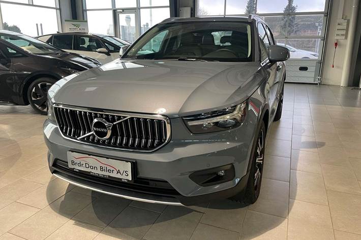 Blå Volvo XC40 fra 2022 set udefra