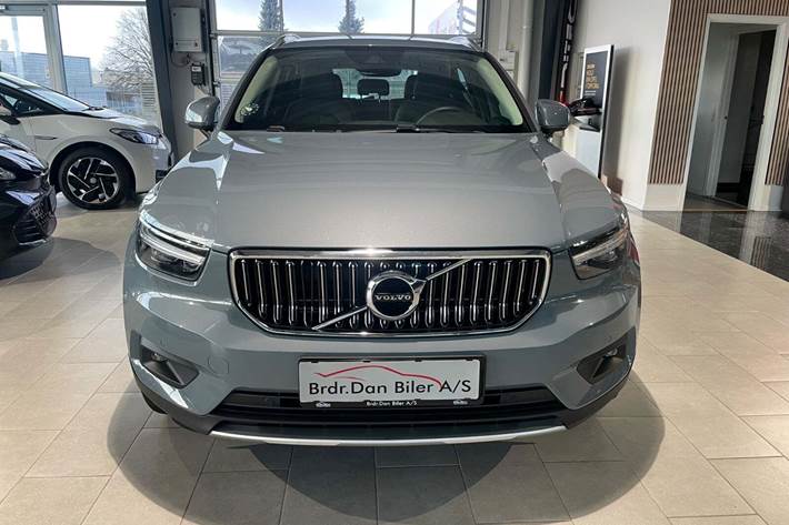 Blå Volvo XC40 fra 2022