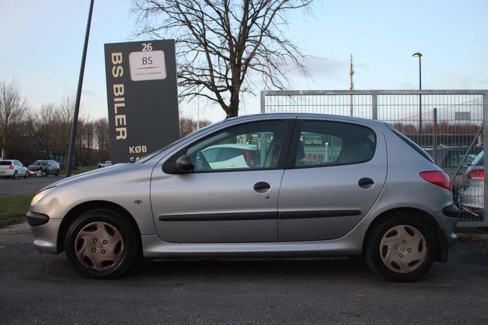Sølv Peugeot 206 fra 2001