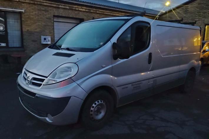 Sølv Nissan Primastar fra 2010