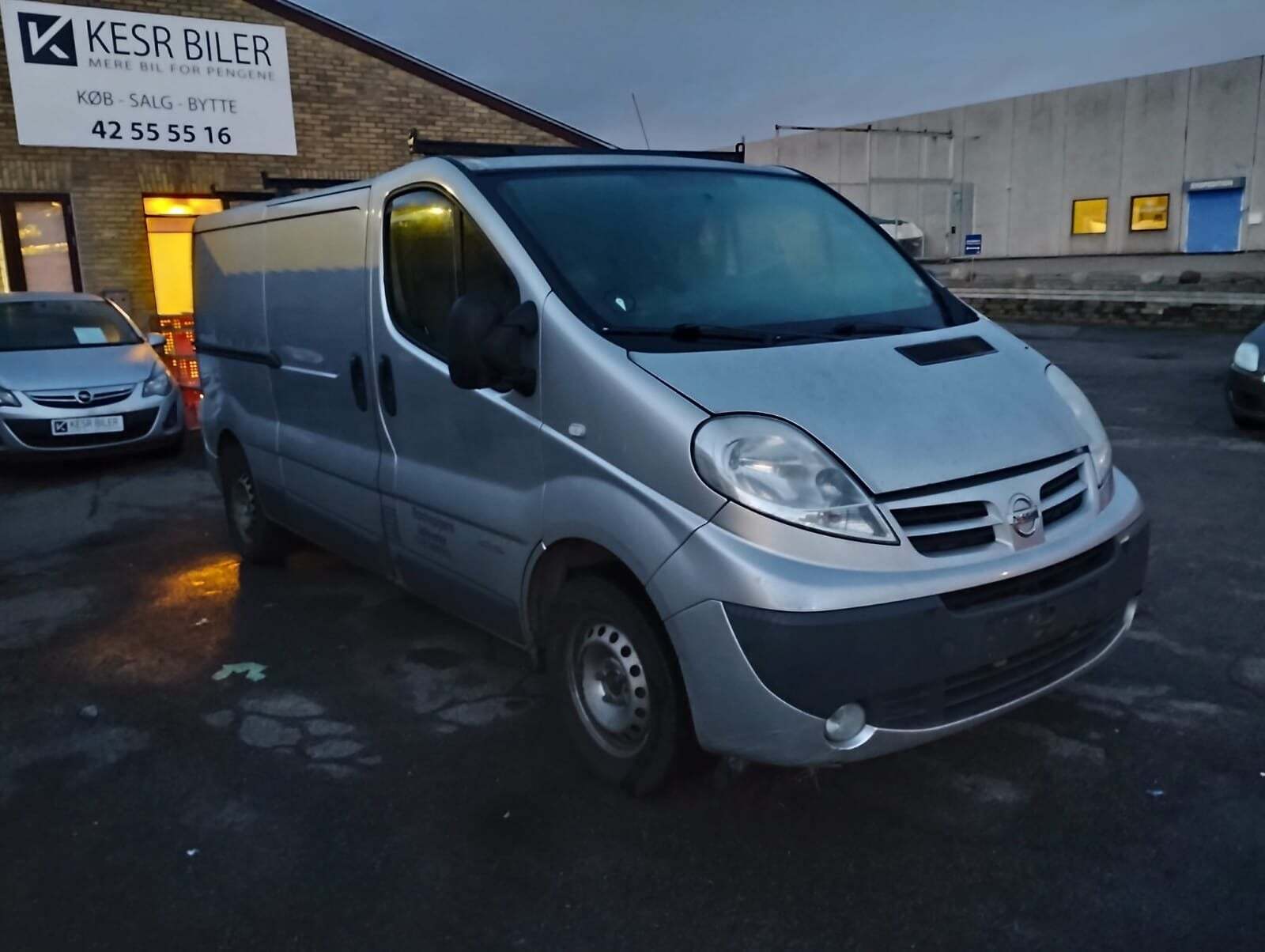 Sølv Nissan Primastar fra 2010