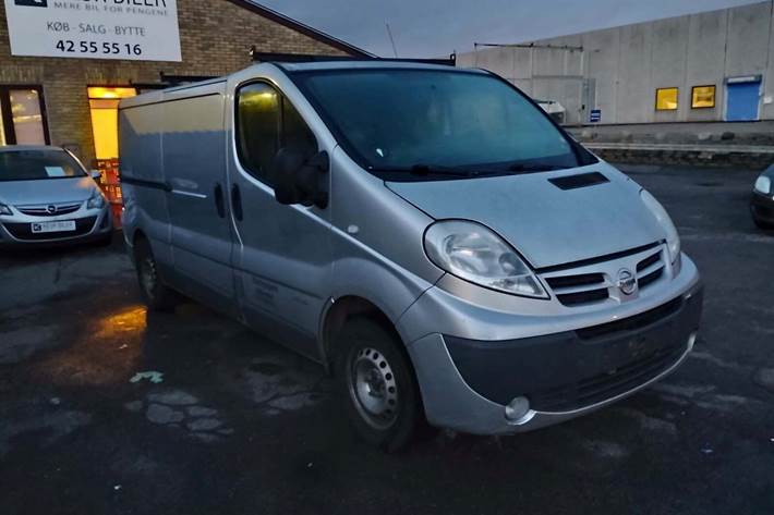 Sølv Nissan Primastar fra 2010