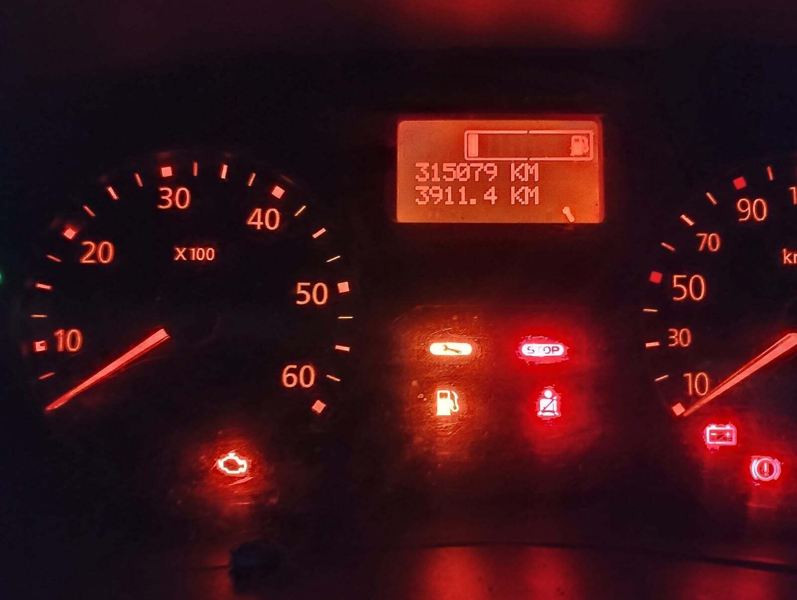 Sølv Nissan Primastar fra 2010