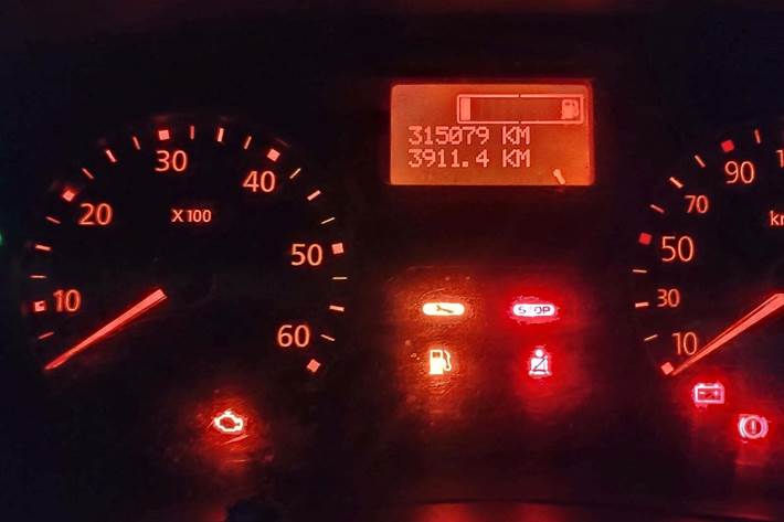 Sølv Nissan Primastar fra 2010