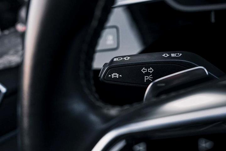 Grå Audi e-tron fra 2020