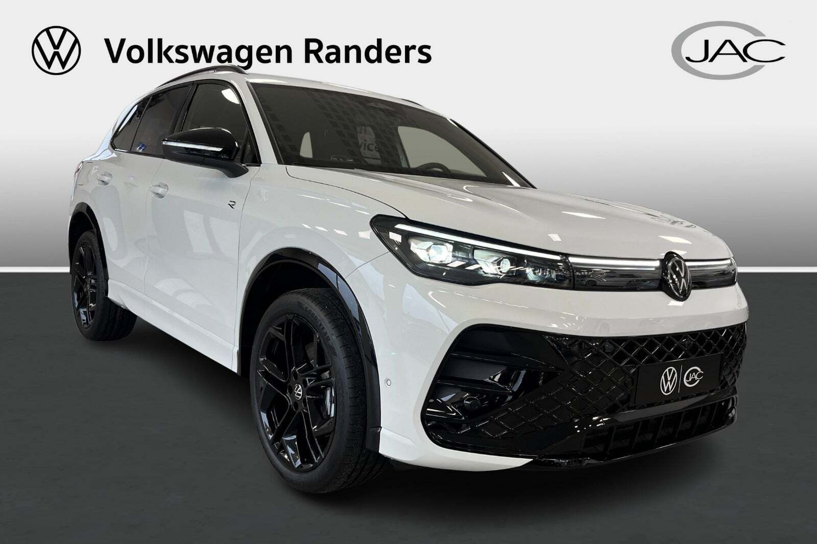 Hvid VW Tiguan fra 2025 set udefra