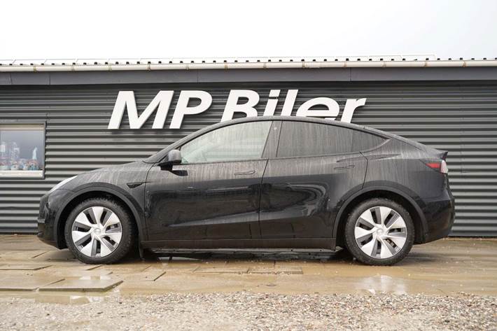 Sort Tesla Model Y fra 2023