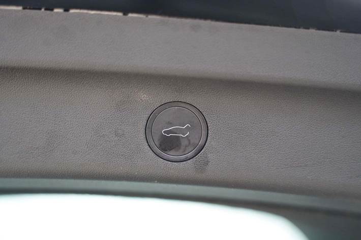 Sort Tesla Model Y fra 2023