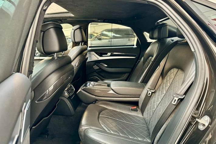 Sort Audi S8 fra 2013