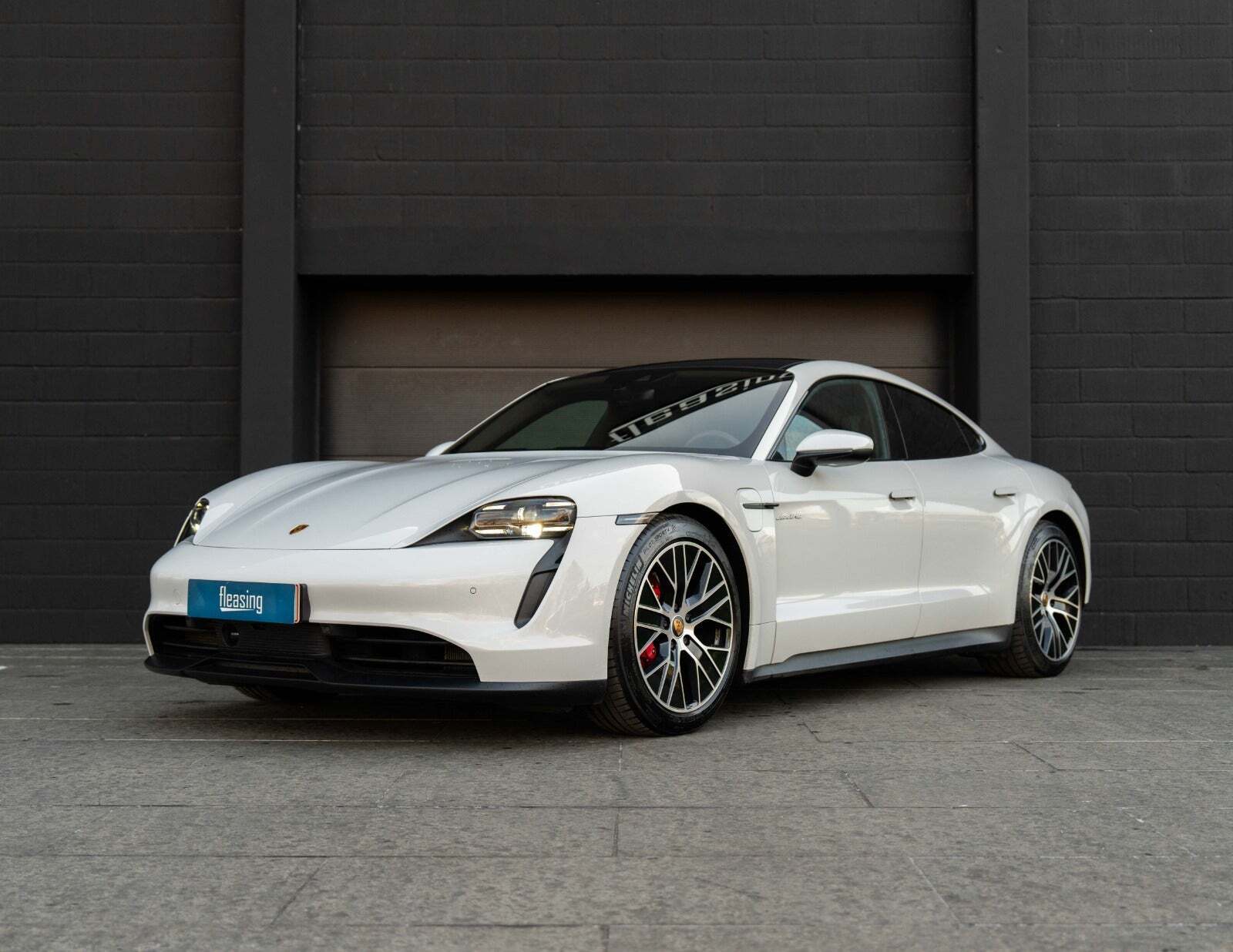 Hvid Porsche Taycan 4S fra 2021 set udefra