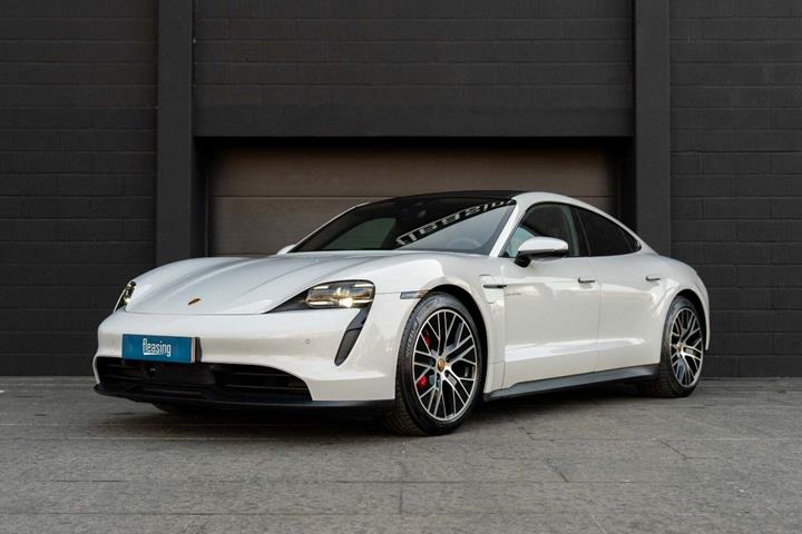 Hvid Porsche Taycan 4S fra 2021 set udefra