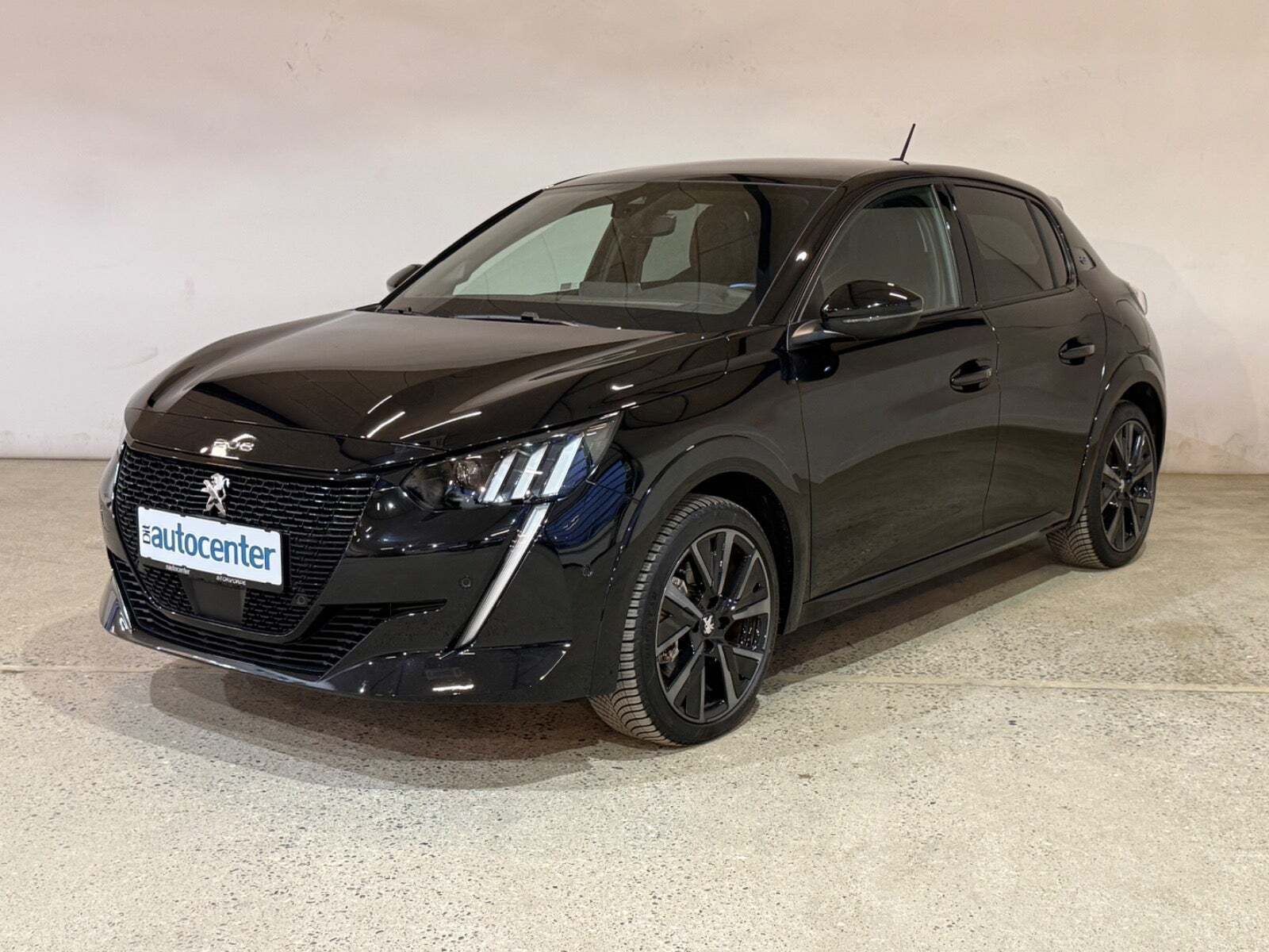 Sort Peugeot e-208 fra 2023