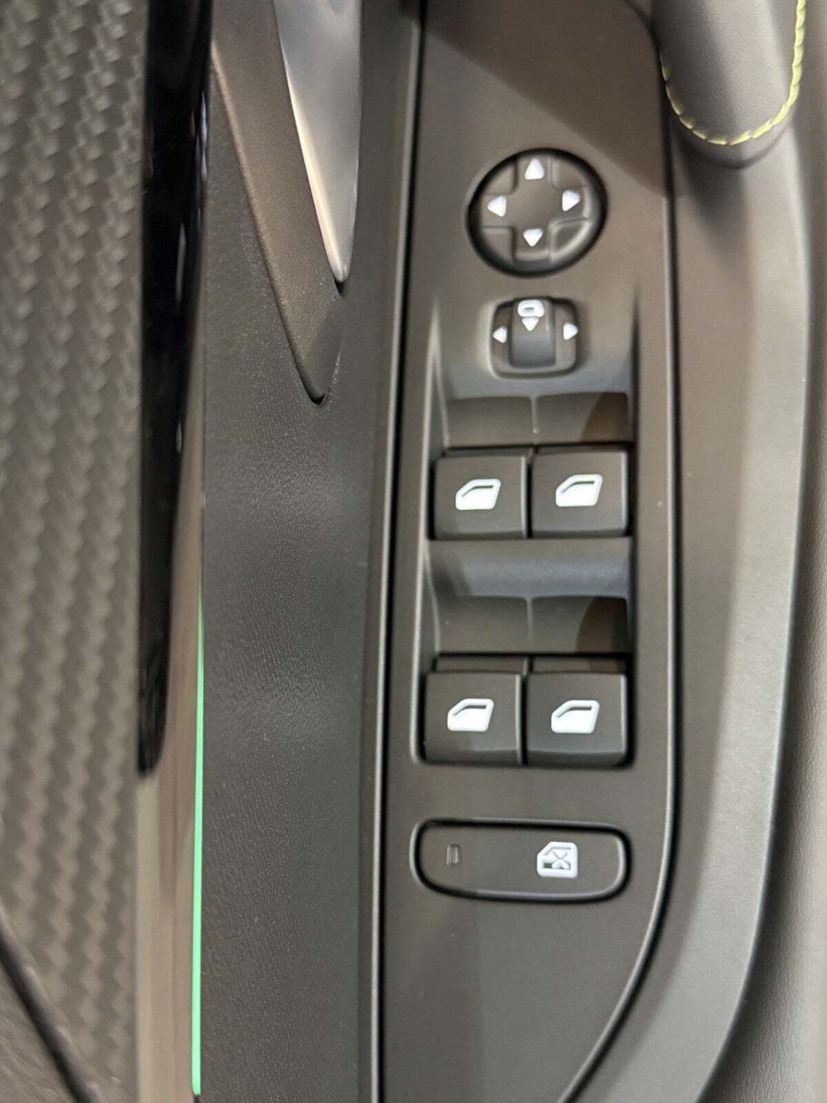 Sort Peugeot e-208 fra 2023