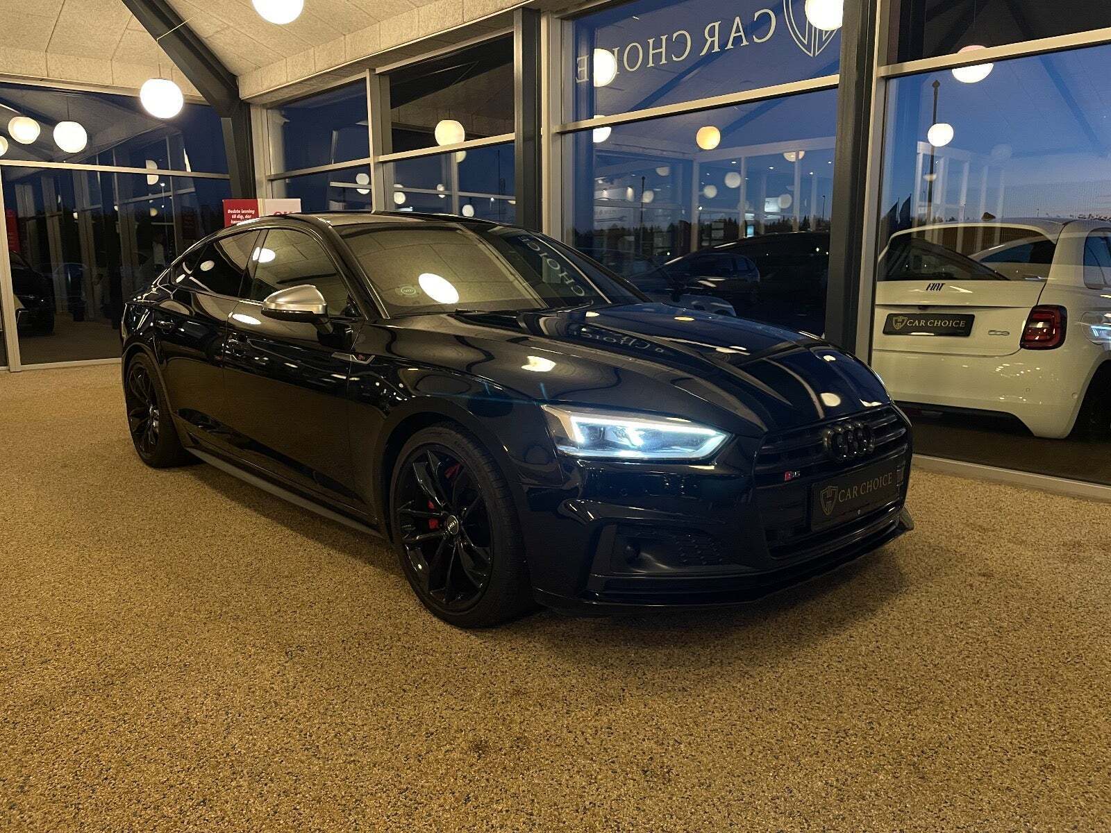 Sort Audi S5 fra 2017 set udefra