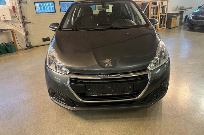 Grå Peugeot 208 fra 2016