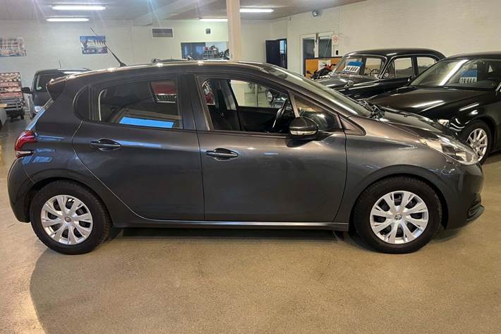 Grå Peugeot 208 fra 2016