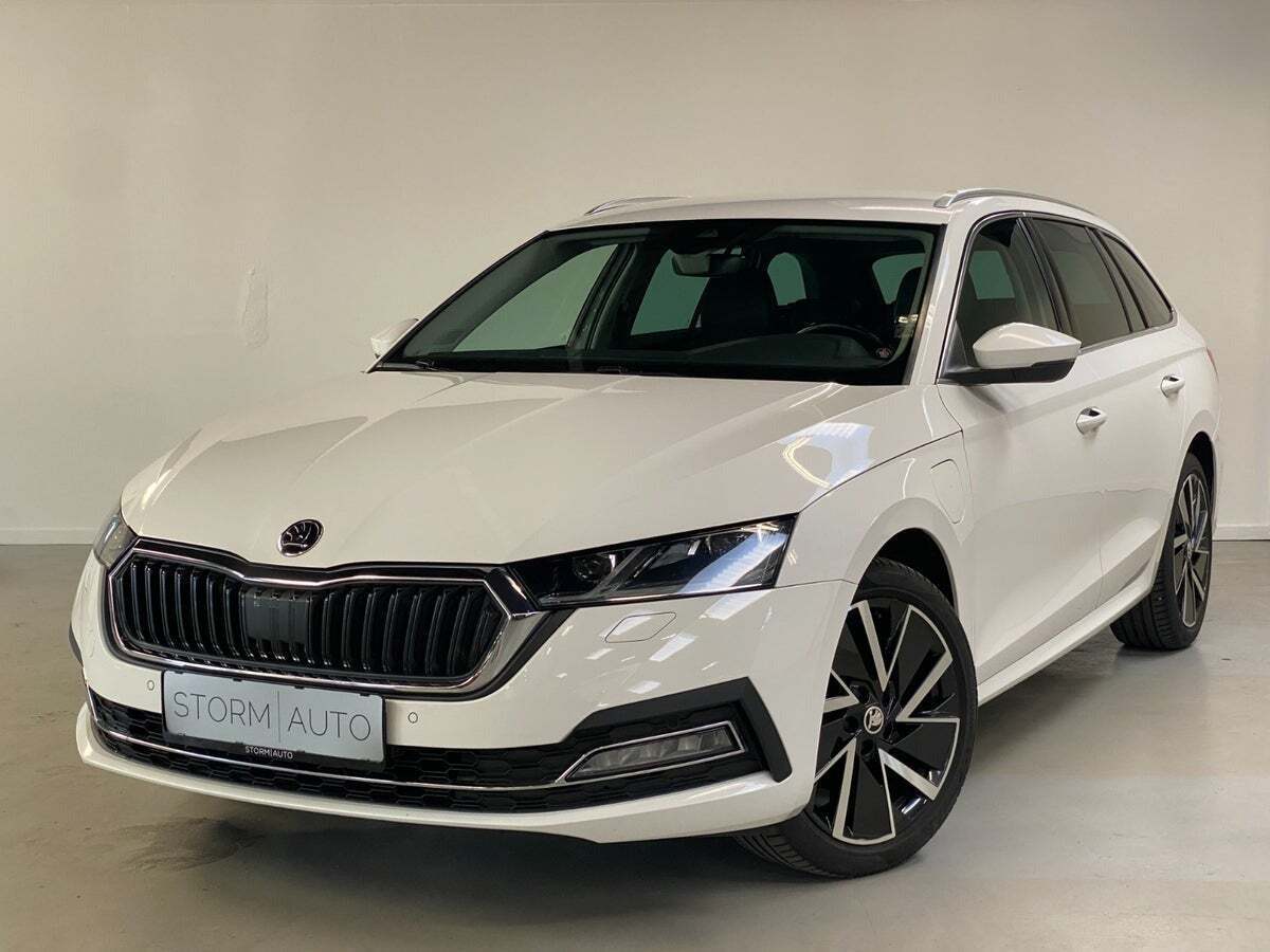 Hvid Skoda Octavia fra 2021 set udefra