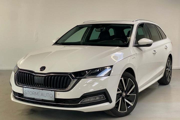 Hvid Skoda Octavia fra 2021 set udefra