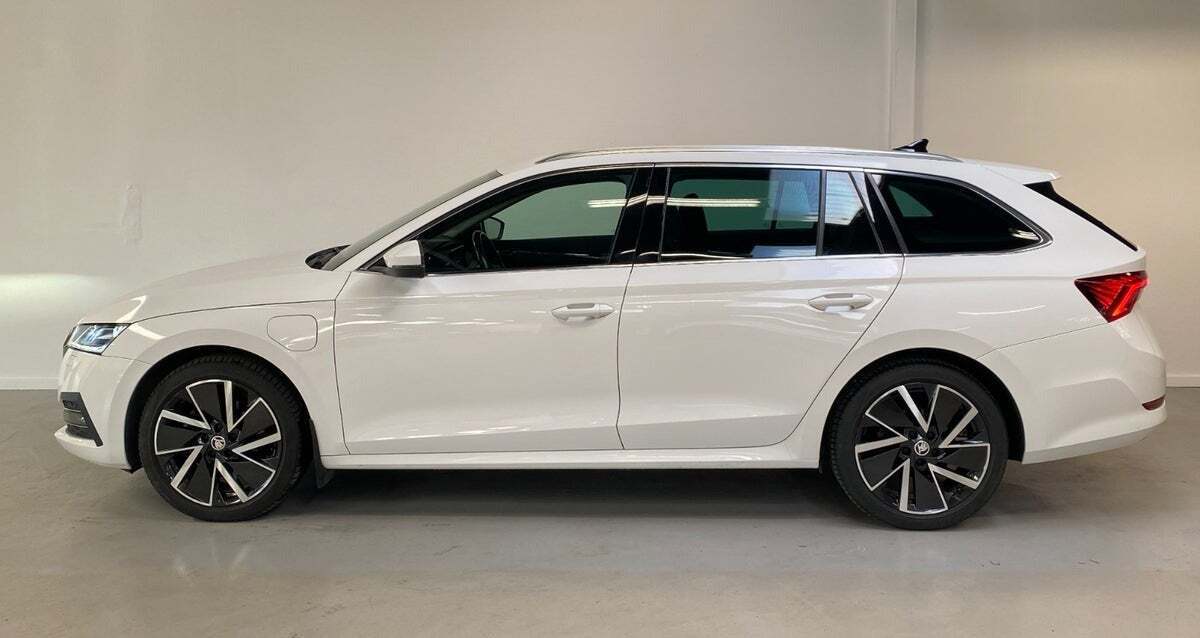 Hvid Skoda Octavia fra 2021