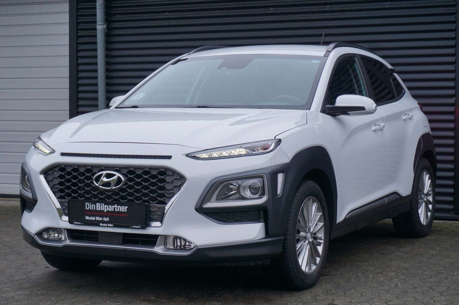 Hvid Hyundai Kona fra 2020 set udefra