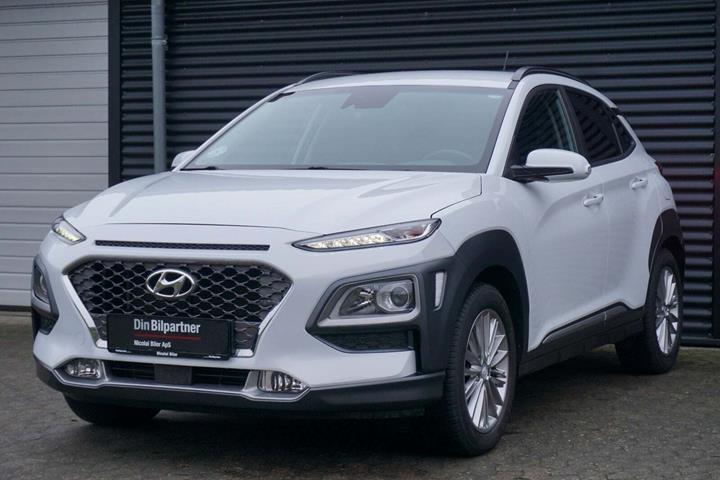 Hvid Hyundai Kona fra 2020 set udefra