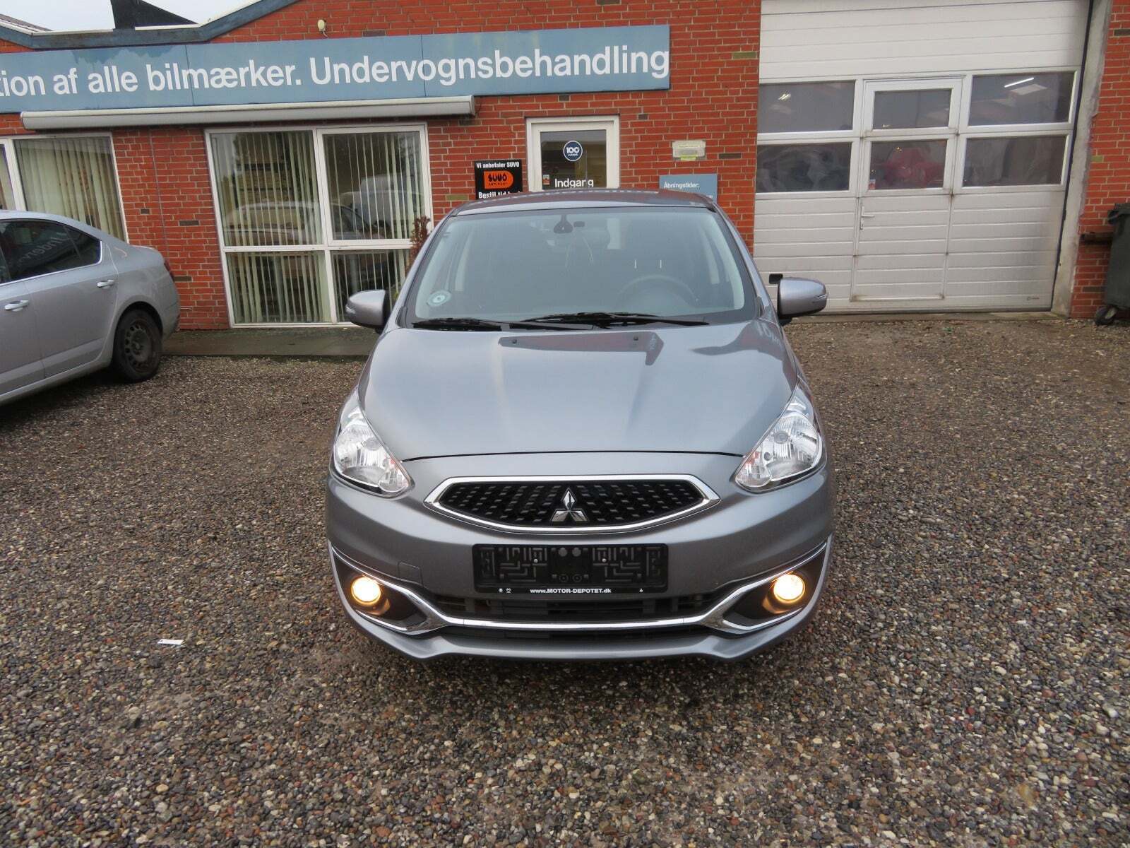 Grå Mitsubishi Space Star fra 2019