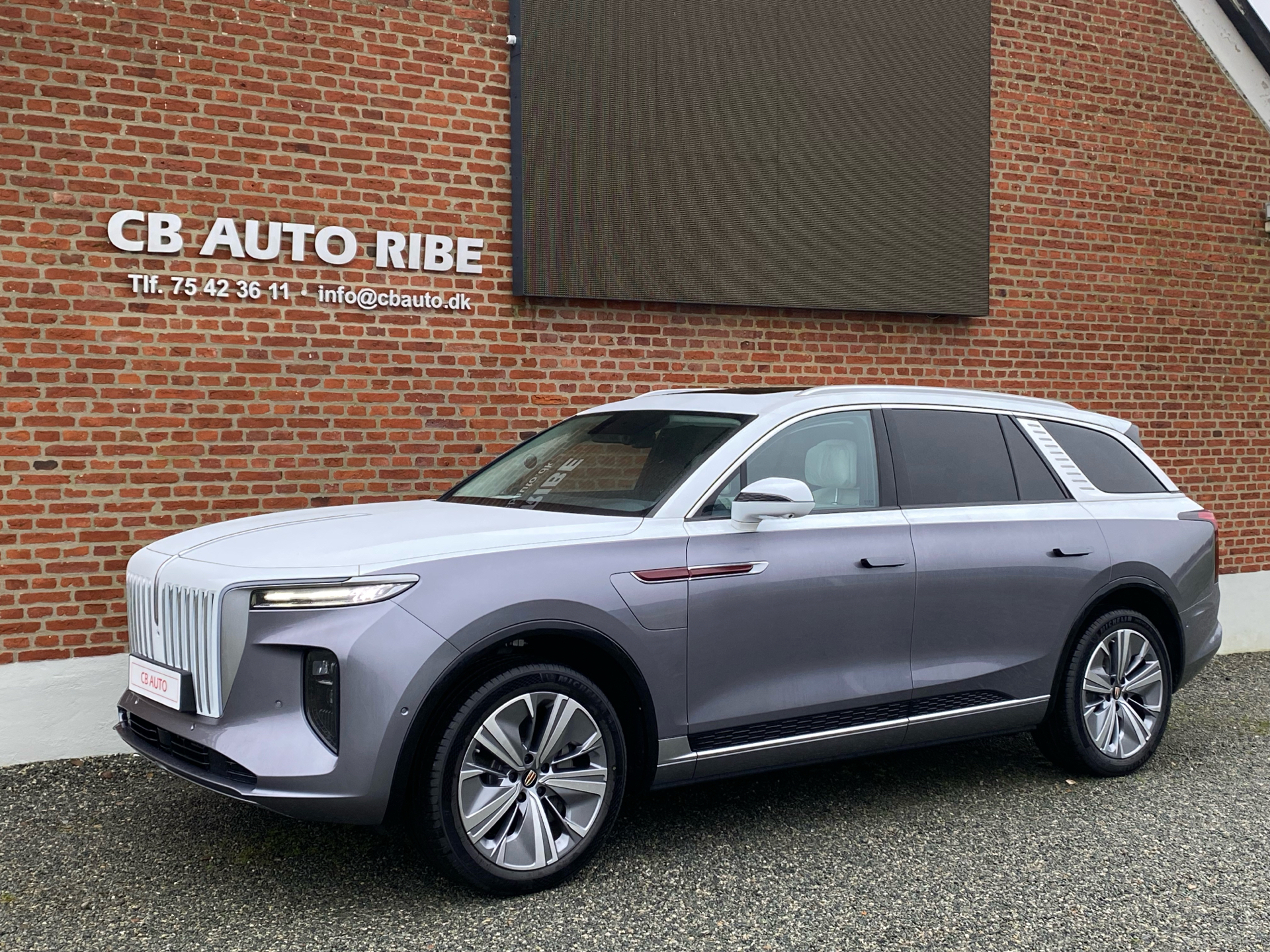 Grå Hongqi E-HS9 fra 2024 set udefra