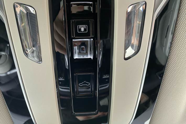 Grå Hongqi E-HS9 fra 2024