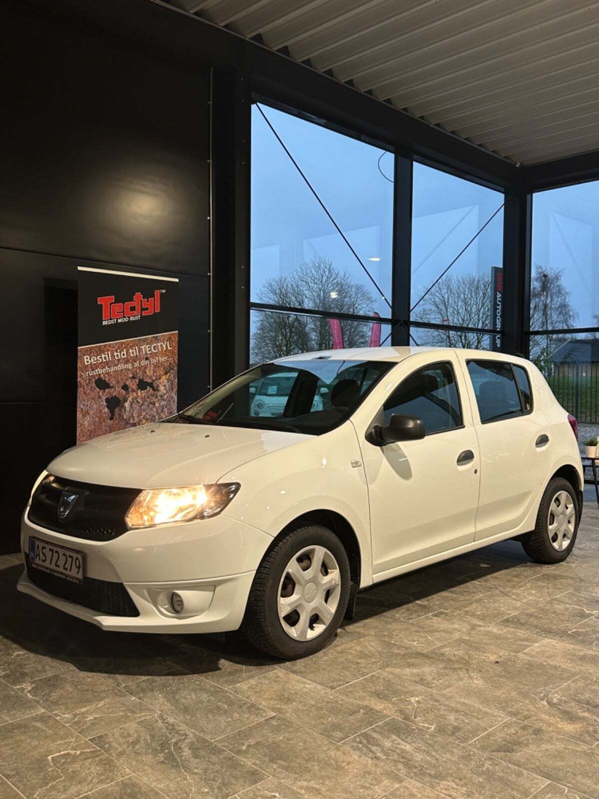 undefined Dacia Sandero fra 2014 set udefra