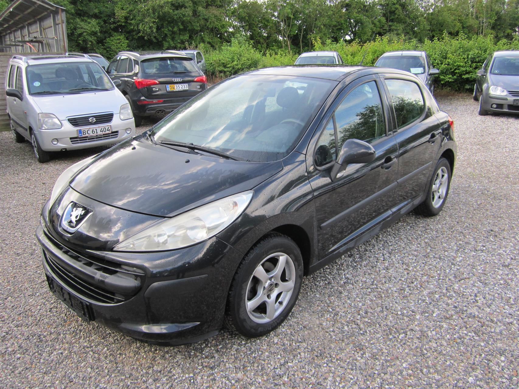 Sort Peugeot 207 fra 2007 set udefra