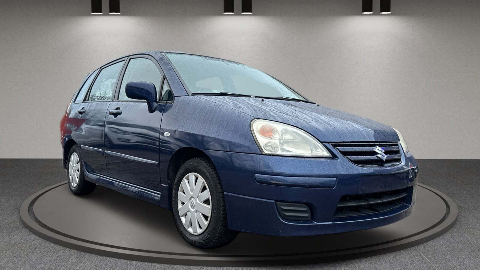 Blå Suzuki Liana fra 2005 set udefra