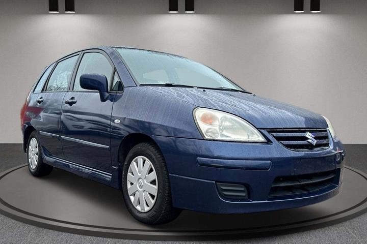 Blå Suzuki Liana fra 2005 set udefra