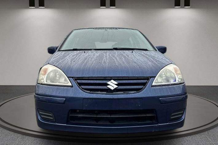 Blå Suzuki Liana fra 2005