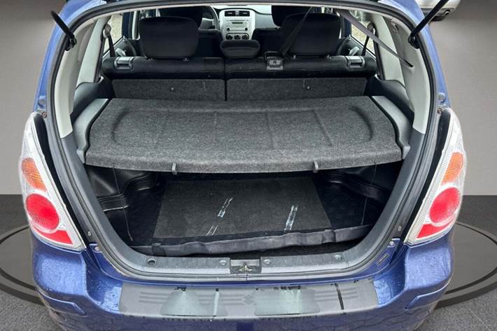 Blå Suzuki Liana fra 2005