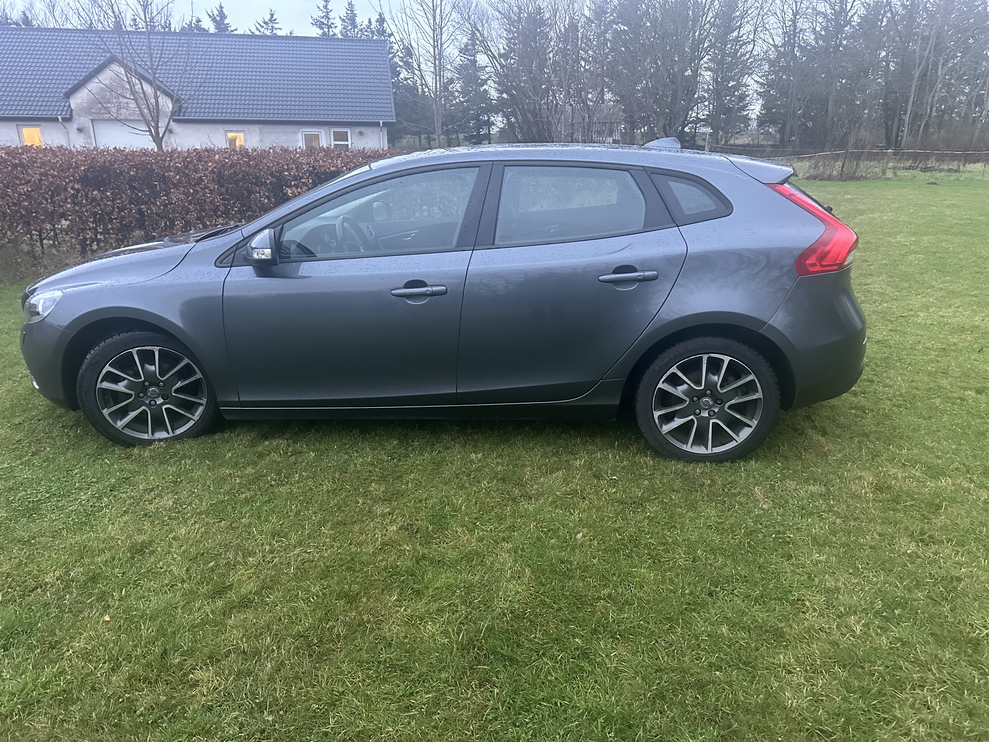 Grå Volvo V40 fra 2013